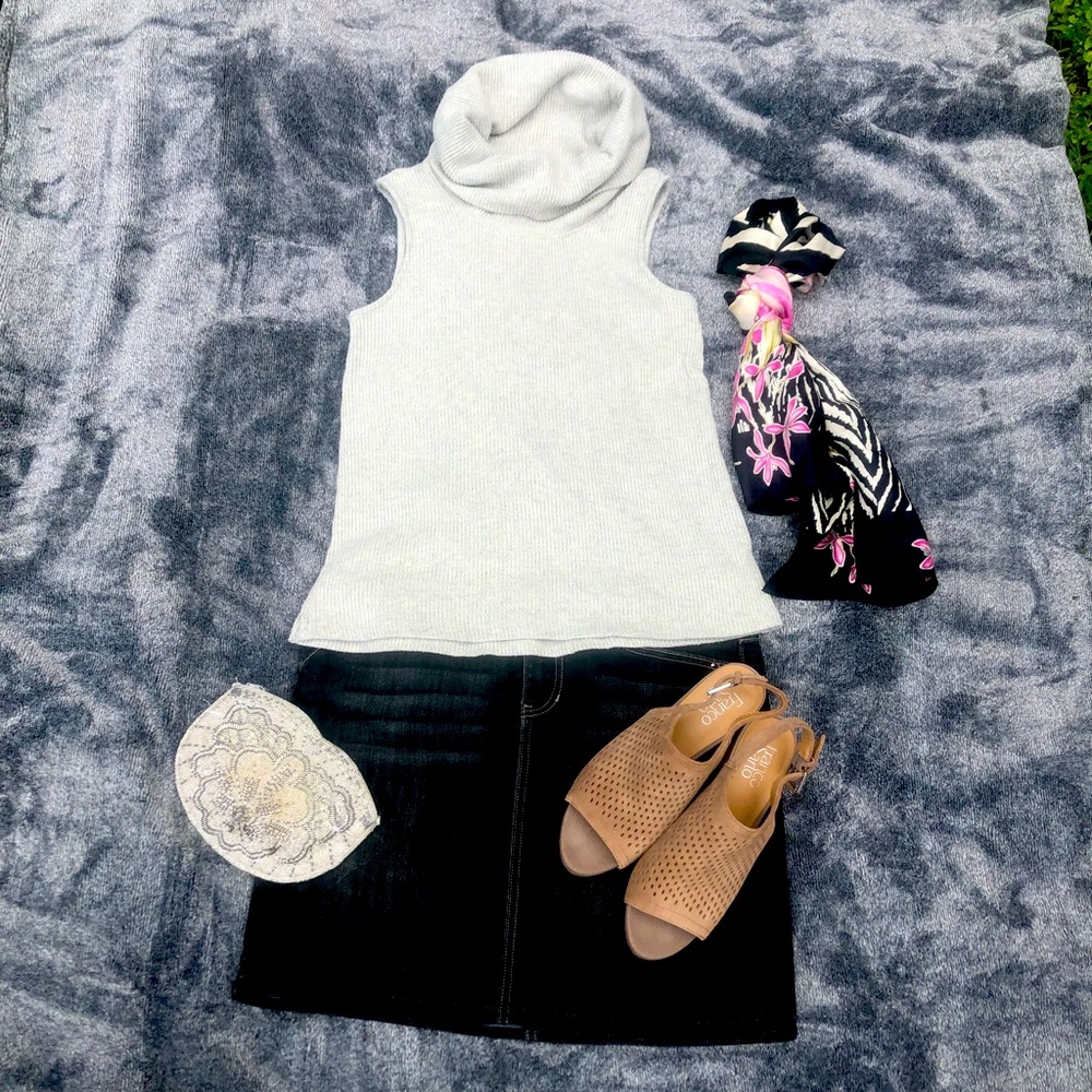 SUPER SOFT Anthropologie sleeveless cowl neck turtle neck